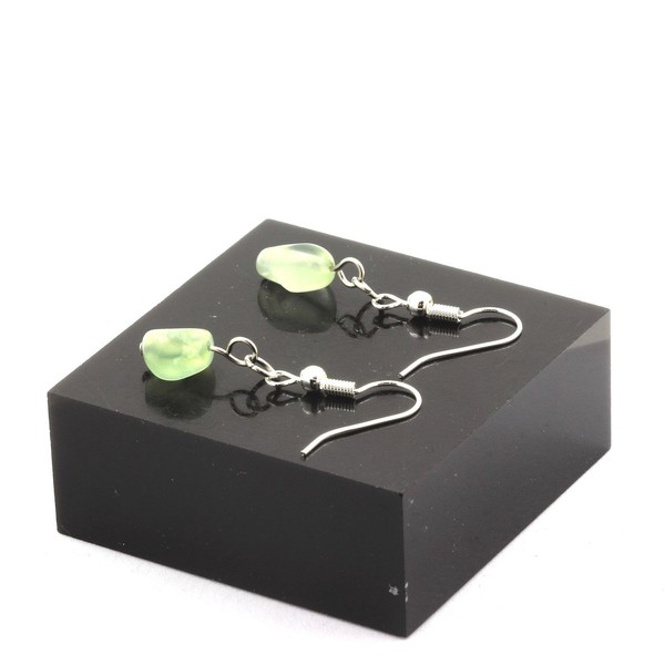 Mineralien Und Edelsteine. Ohrringe Mit 1 Perle Prehnit Aus Kanada-image
