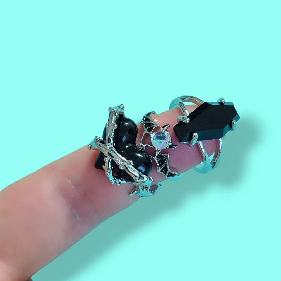 Juego de 3 anillos de acento negro roca gótica tono plata ataúd murciélago alambre de púas corazón Foto 4 de 4