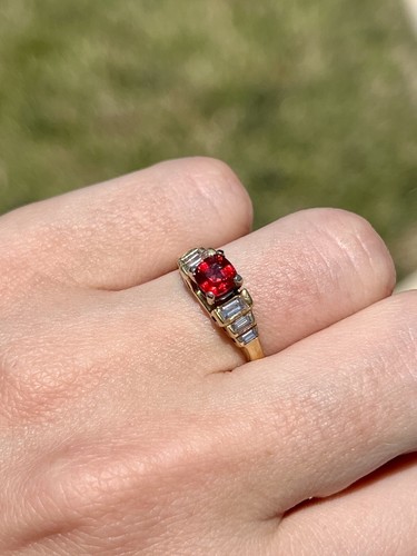 18 Karat massiver Gelbgold lebendiger roter Spinell und Baguette Diamanten Ring - Bild 3 von 9