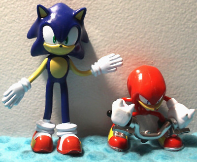 LOT OF 2 Sega Sonic Toys: 5x3'' Bendable Sonic & 3x3'' Knuckles w/ Bike Handlebars