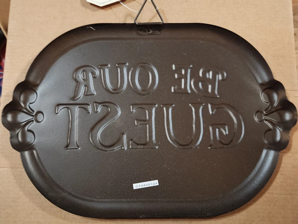 Letrero de metal Red Shed Be Our Guest limpiamos nuestro mejor negro con escritura blanca Foto 2 de 2