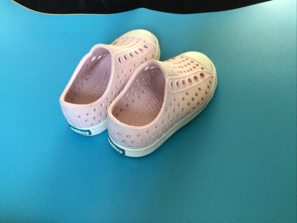 Zapatos Nativos Niño Pequeño Talla 6 Rosa Con Suela Blanca Foto 2 de 4