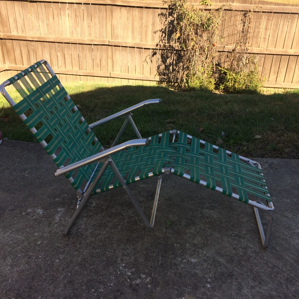 Silla de césped plegable verde MCM de mediados de siglo de metal vintage años 50 salón de persecución playa Foto 2 de 4