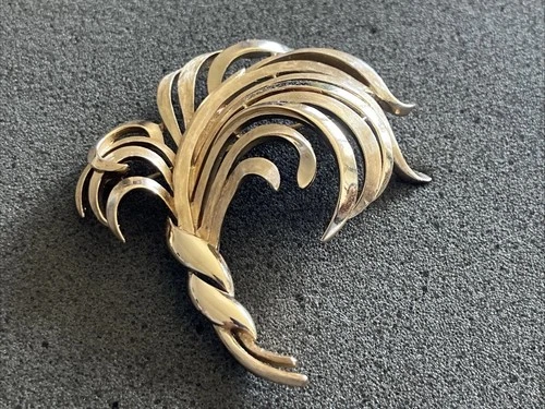 Vintage Signed Crown Trifari Brushed Gold Feather Plume Brooch Pin Smooth Back