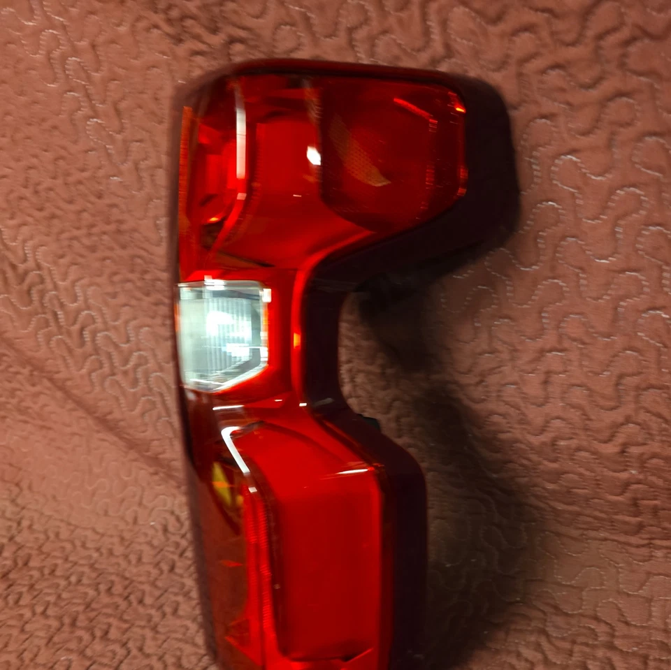 Chevrolet Silverado 1500 2019-2025 luz trasera de pasajero derecha P7104 Foto 4 de 4