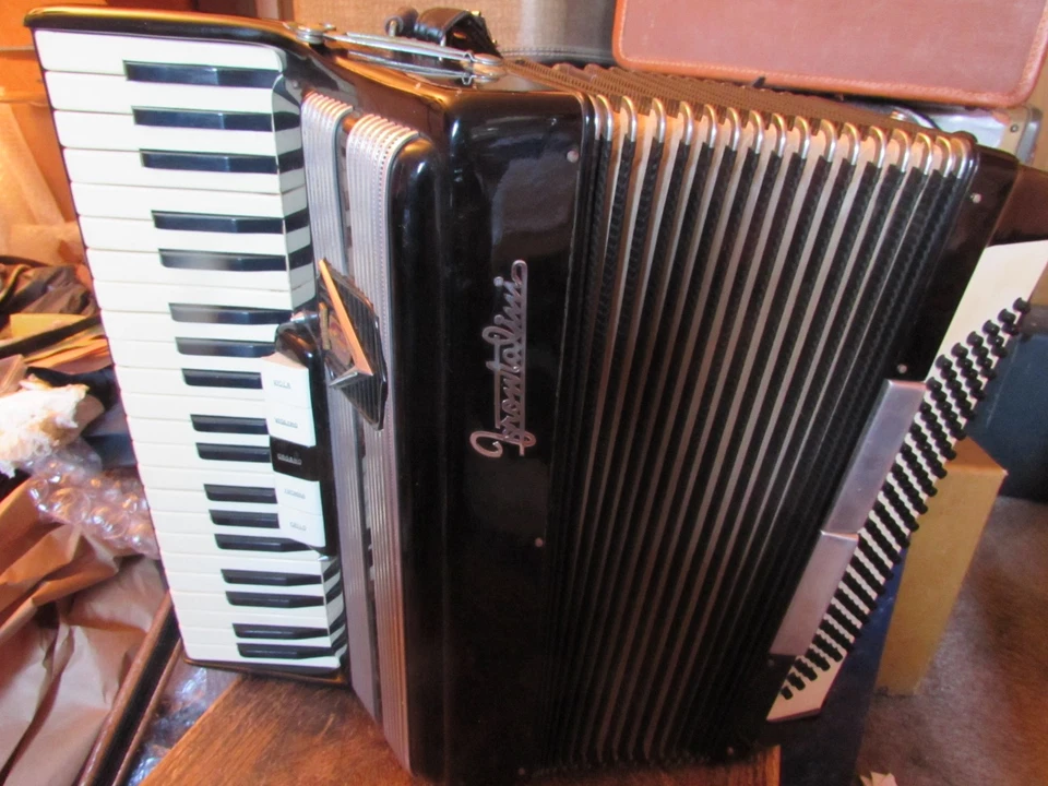 Acordeón, Frontalini, 120 bajos, 19" KB,.3/5 cañas, LMM, buen estado Foto 2 de 4