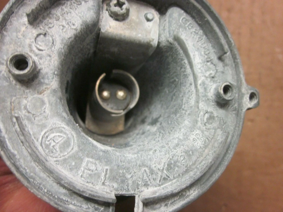 Luz de señal de giro Plymouth 1954 menos lente Foto 2 de 3