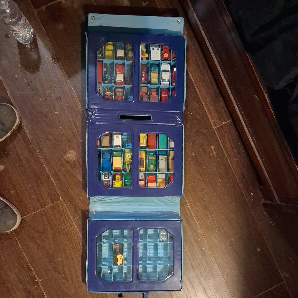 Vintage 1968 Matchbox Lesney 72 Car Collector Case w/ Trays & Cars Lot  - Image 2 of 4