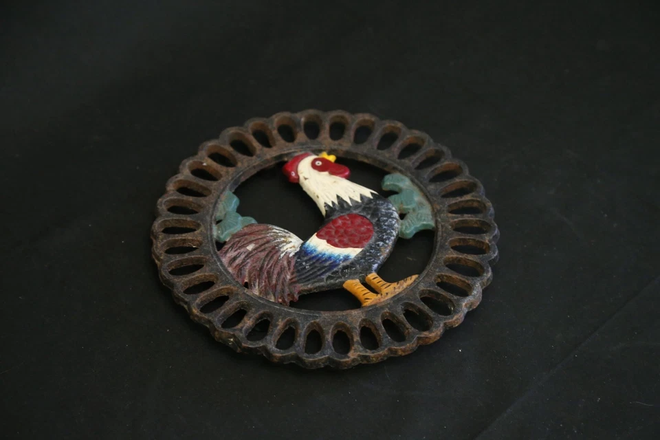 sottopentola in ghisa con bassorilievo smaltato gallo anni 70-80 900 vintage - Immagine 4 di 4