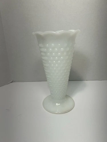 VINTAGE ANCHOR HOCKING MILK WHITE HOBNAIL GLASS VASE W/SCALLOPED EDGE-9.5“ TALL