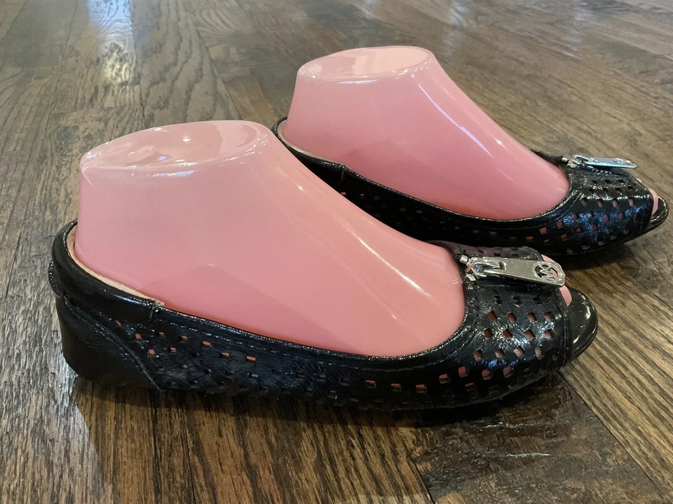 Zapatos planos de conducción Michael Kors de cuero negro perforado con punta abierta para mujer talla 6,5 cremallera Foto 3 de 4