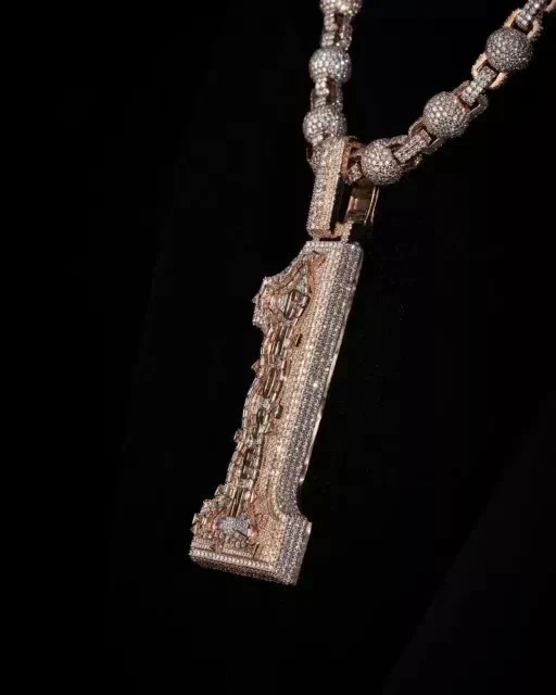 Colgante de moissanita de corte redondo de 3 quilates para hombre enchapado en oro rosa de 14 quilates plateado Foto 2 de 4