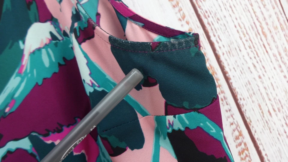 Blusa elegante sin mangas Nine West para mujer cuello en V abstracto floral grande Foto 4 de 4