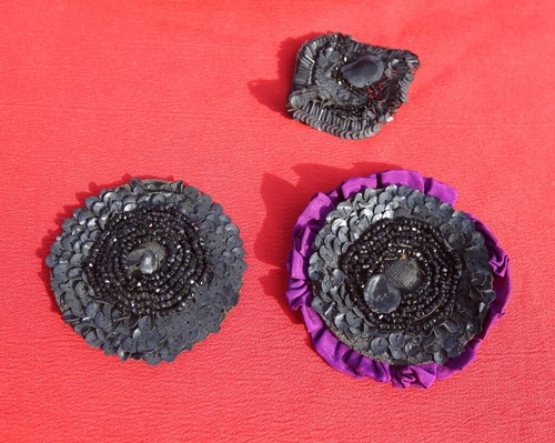 3 Cocardes et des perles en pierre de jais anciens pour vetements - Imagen 2 de 5
