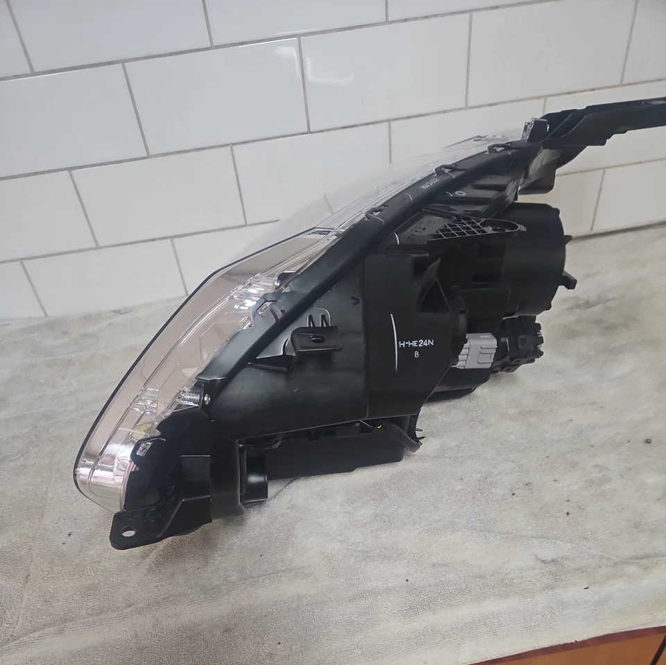 New Genuine 2015-2018 Mitsubishi Triton MQ Right Headlamp Xenon - image 3 of 3