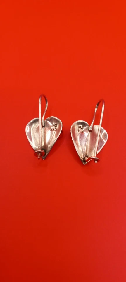 Brincos de prata esterlina com gancho em forma de coração e pedra de lápis-lazúli embutida assinada - Imagem 4 de 4