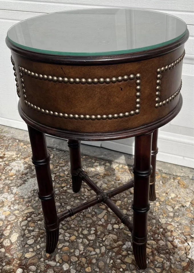 Tommy Bahama 小号圆形木制带皮革鼓边桌 24 英寸 x 15 英寸 — 第 4/4 张图片