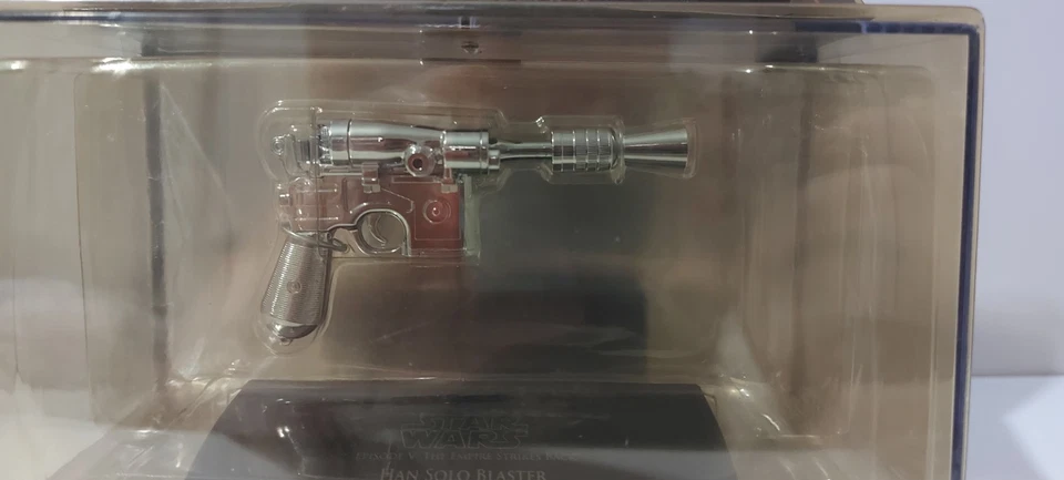 Master Replicas - Han Solo Blaster 0.33 scaled replica (silver edition) - Photo 3/3