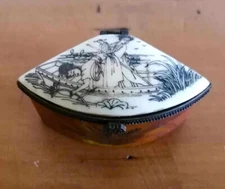 Vintage Chinese hand-decorated natural trinket box