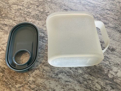 Tupperware Vintage Pitch Slimline 1 QT With Country Blue Lid Holds 32-40 Oz. - Picture 2 of 8
