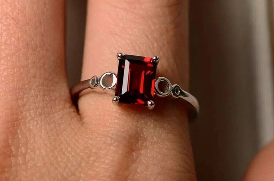 Обручальное кольцо с одним гранатом лабораторной огранки изумруд 2 карата покрытие белым золотом 14 карат - Изображение 3 из 4