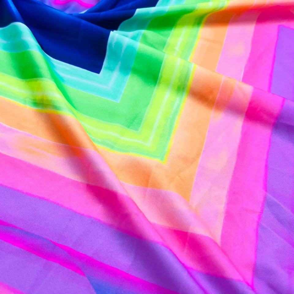 Tela con estampado multicolor Rainbow Zig Zag Spandex por yarda para ropa deportiva Foto 4 de 4