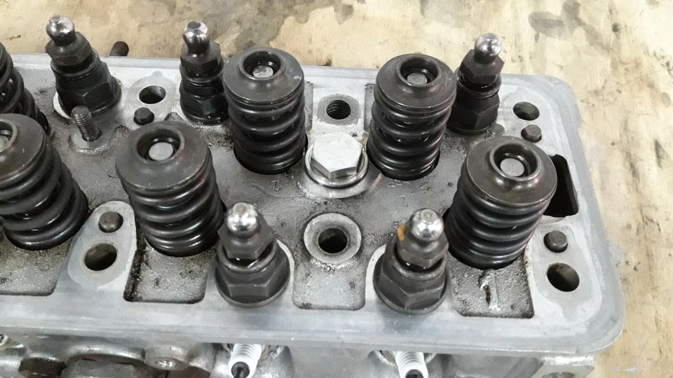 MERCEDES BENZ W108 W109 280 ENGINE CYLINDER HEAD W/ VALVES ASSEMBLY 222MB129-M2# - Image 3 of 4