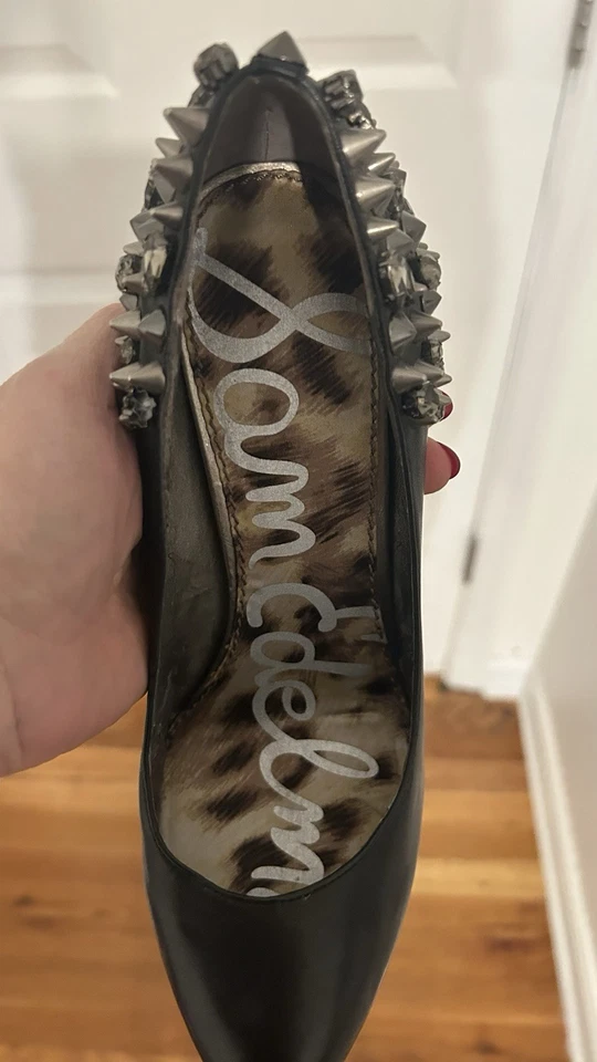 Zapatos de salón Sam Edelman Lorissa de cuero de aguja tachonado con estrás para mujer 10 M negros Foto 3 de 4