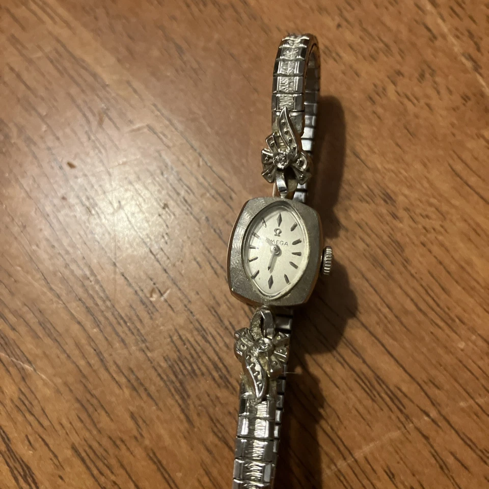 Relógio de pulso feminino vintage Omega folheado a ouro branco 14k - Imagem 4 de 4