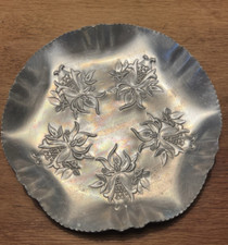 VINTAGE PLAT DE SERVICE EN ALUMINIUM PRESSÉ 8 1/4” pouces motif raisin