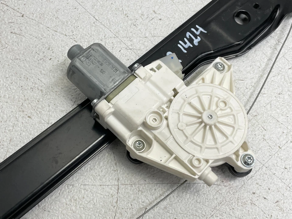 13-16 Mercedes Benz GL450 GL550 Rear Right Window Regulator W/Motor 1424 OEM - Image 2 of 4