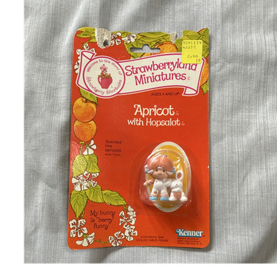 Kenner Strawberryland Miniatures Apricot with Hopsalot - 1981