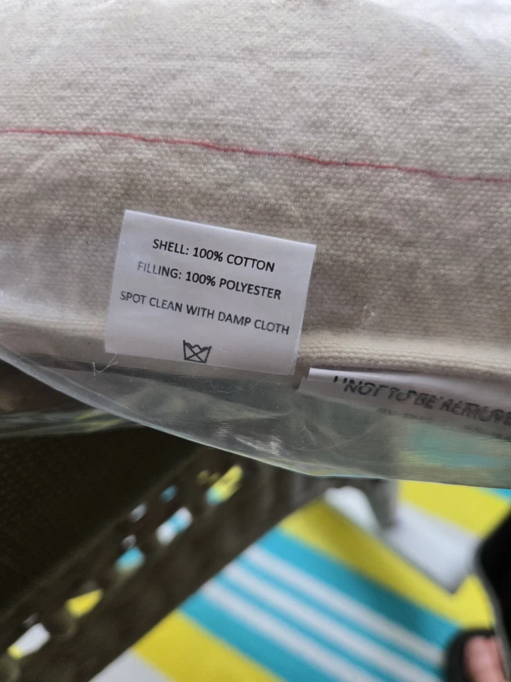 NUEVO Mudpie - Feliz Navidad Tartán Borla Almohada 32"X 7" Foto 4 de 4