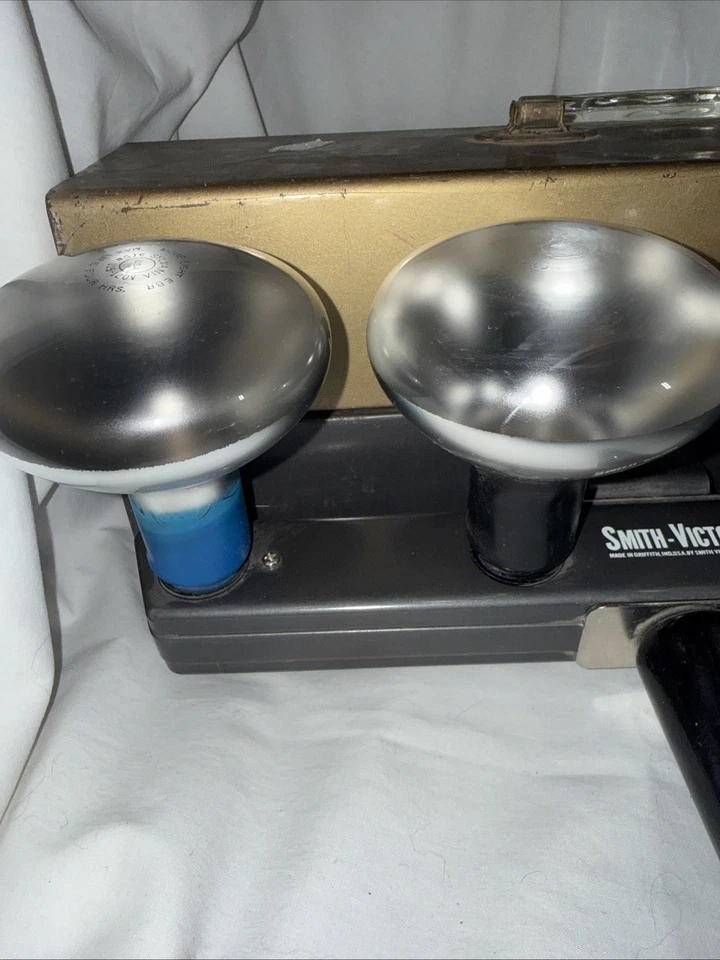 2 barras de luz de filme vintage Smith-Victor modelo GL-60, 4 lâmpadas todas funcionando 1 estojo - Imagem 2 de 4