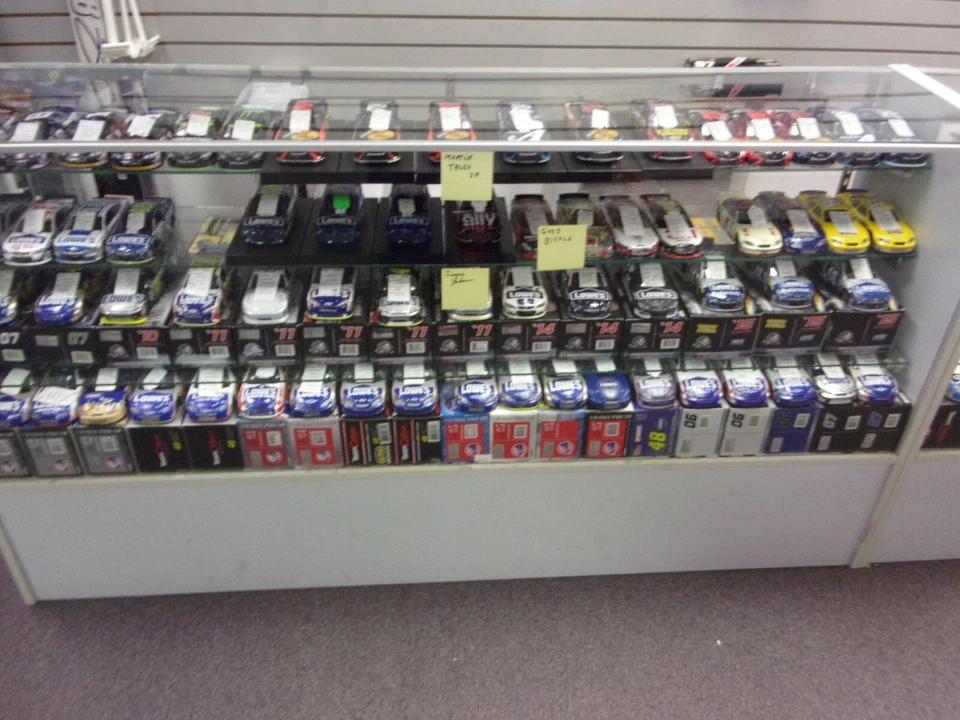 Ernie Irvan #36 M&M'S " The Originals " Nascar Racing Champions 1:64 - Immagine 4 di 4