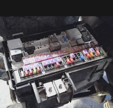 2017-2019 Ford F250 Super Duty Pickup Engine Fuse Box Assembly OEM