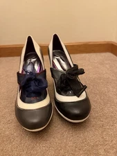 Poetic license shoes spectater Bow Tied Heels  Sz 7 38 Black/ White