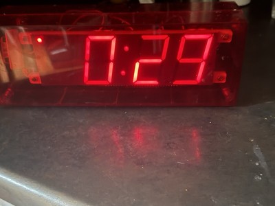 Habitat Jonas Damon Retro Digitaluhr - Vintage rotes Display (verblasste Segmente)