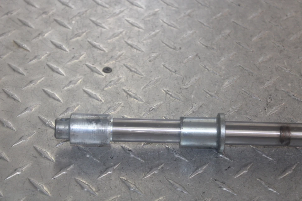 Honda Shadow 700 VT700C 1987 eje de rueda trasero 42301-MK7-670 Foto 2 de 4