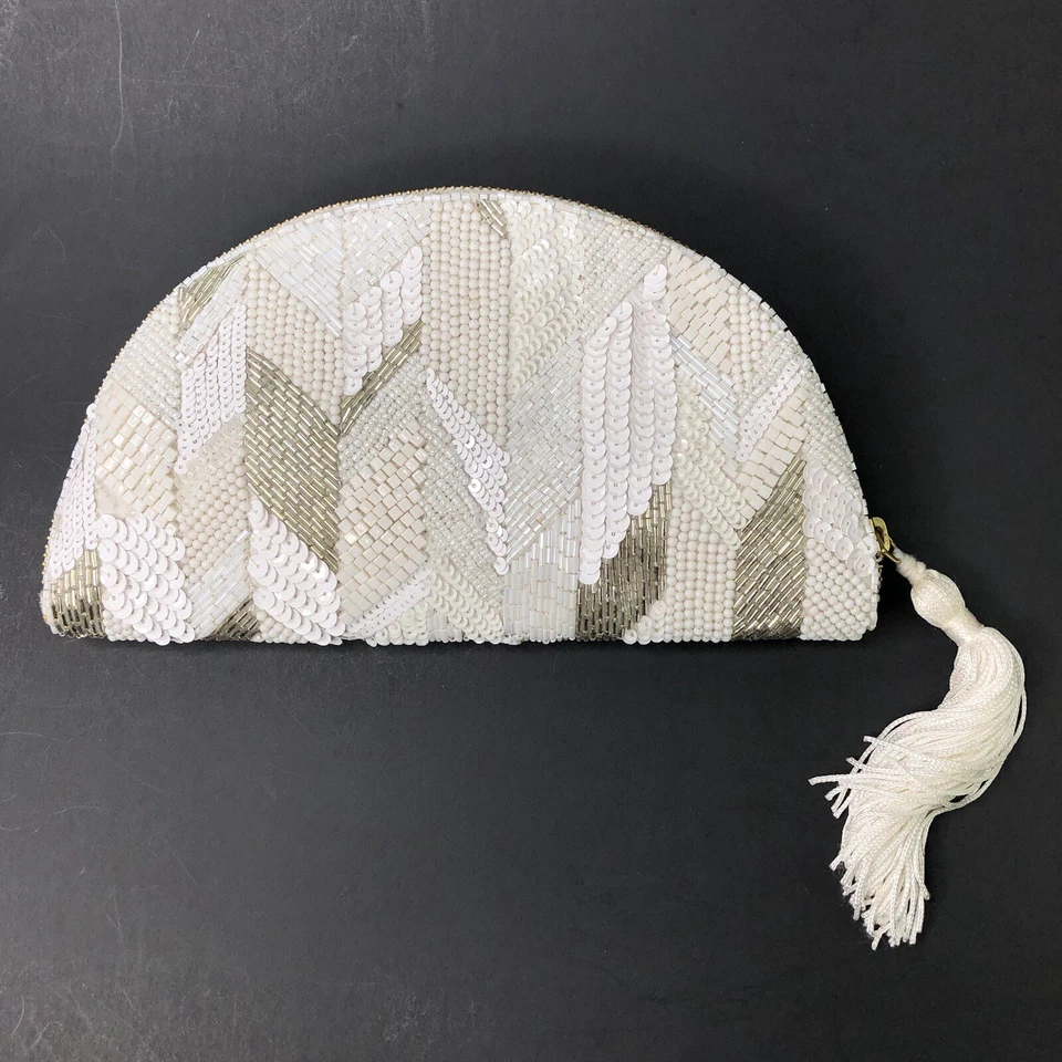 Bolso clutch de noche Anthropologie con lentejuelas con cuentas borla de media luna blanco plateado Foto 3 de 4