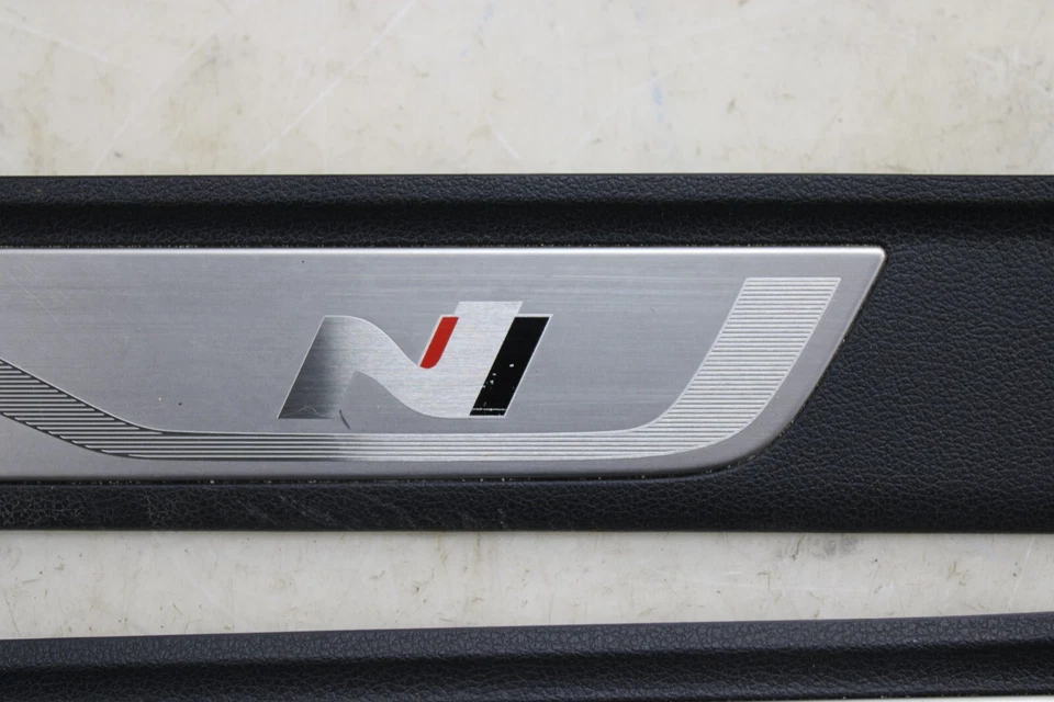 Комплект отделки дверного порога Hyundai Veloster N 2019-2022 годов выпуска от оригинального производителя LF66 - Изображение 3 из 4