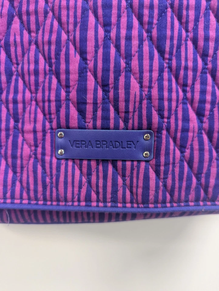 Vera Bradley Elegante Bolso Mensajero para Laptop, 17x12 Pulgadas, Raro, Púrpura, Rosa Foto 3 de 4