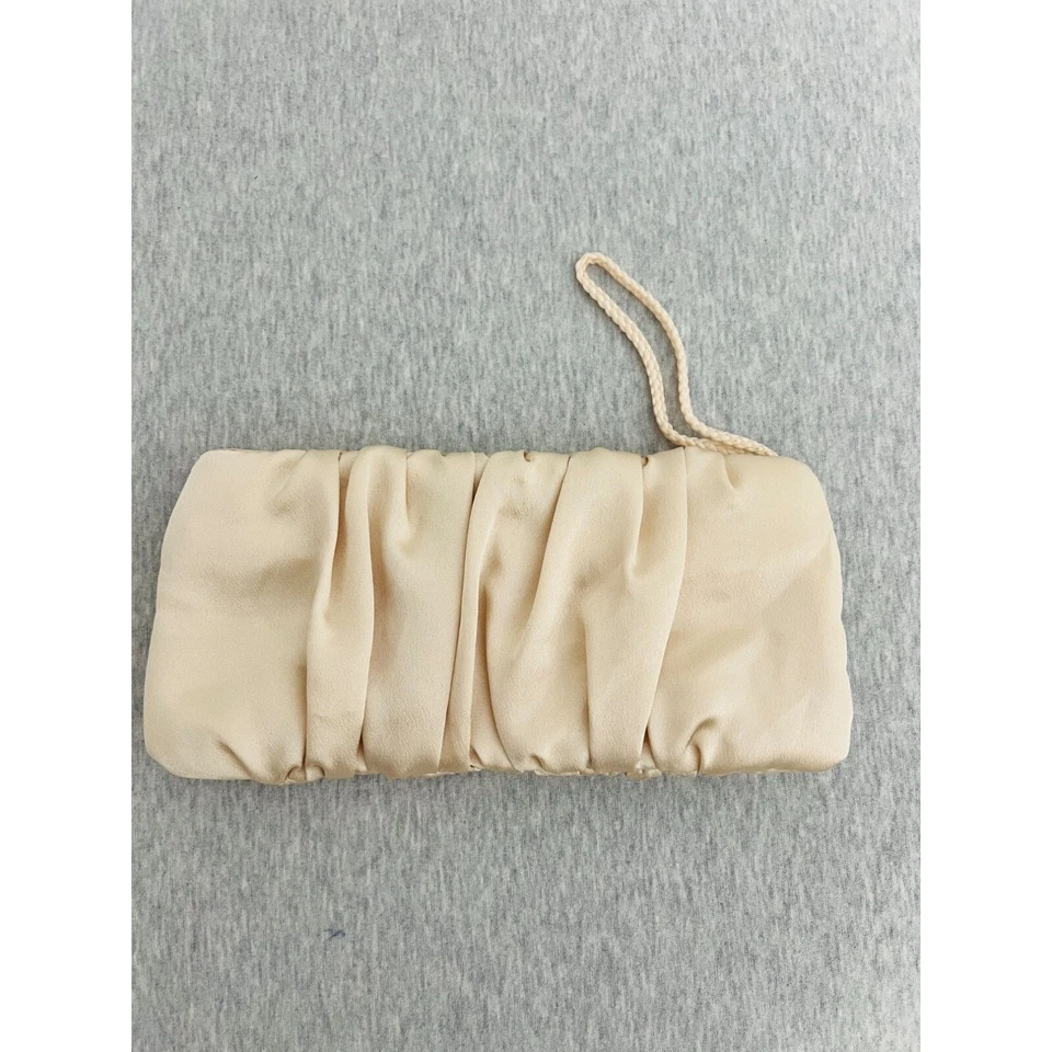 Bolso sin asas Style & Co. satinado acanalado crema con bolsillo interior Foto 2 de 4