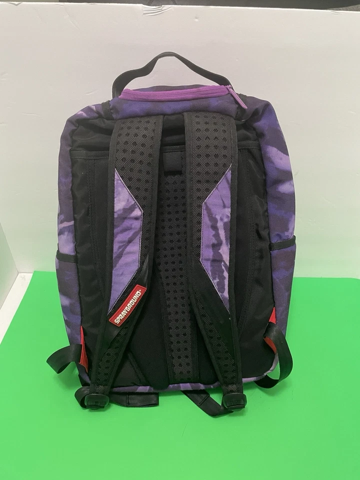 MOCHILA SPRAYGROUND A VIAGEM COMEÇA FOLHA DE MARIJAUANA ROXA. - Imagem 4 de 4