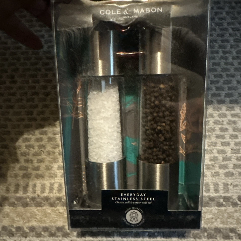Cole & Mason Juego de Molinillo Clásico de Sal y Pimienta de Acero Inoxidable + Vidrio Everyday Foto 3 de 4