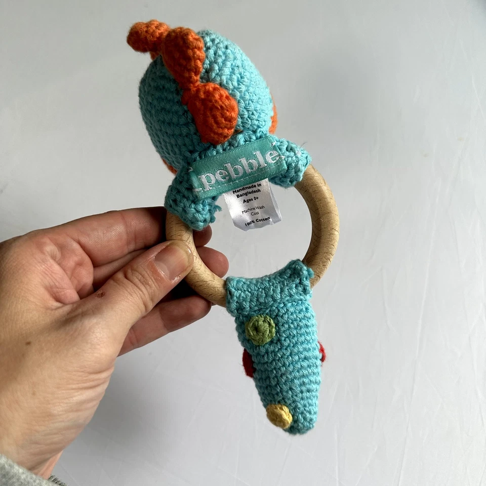 Anillo de dentición de madera de dinosaurio turquesa tejido a mano con sonajero Foto 3 de 4