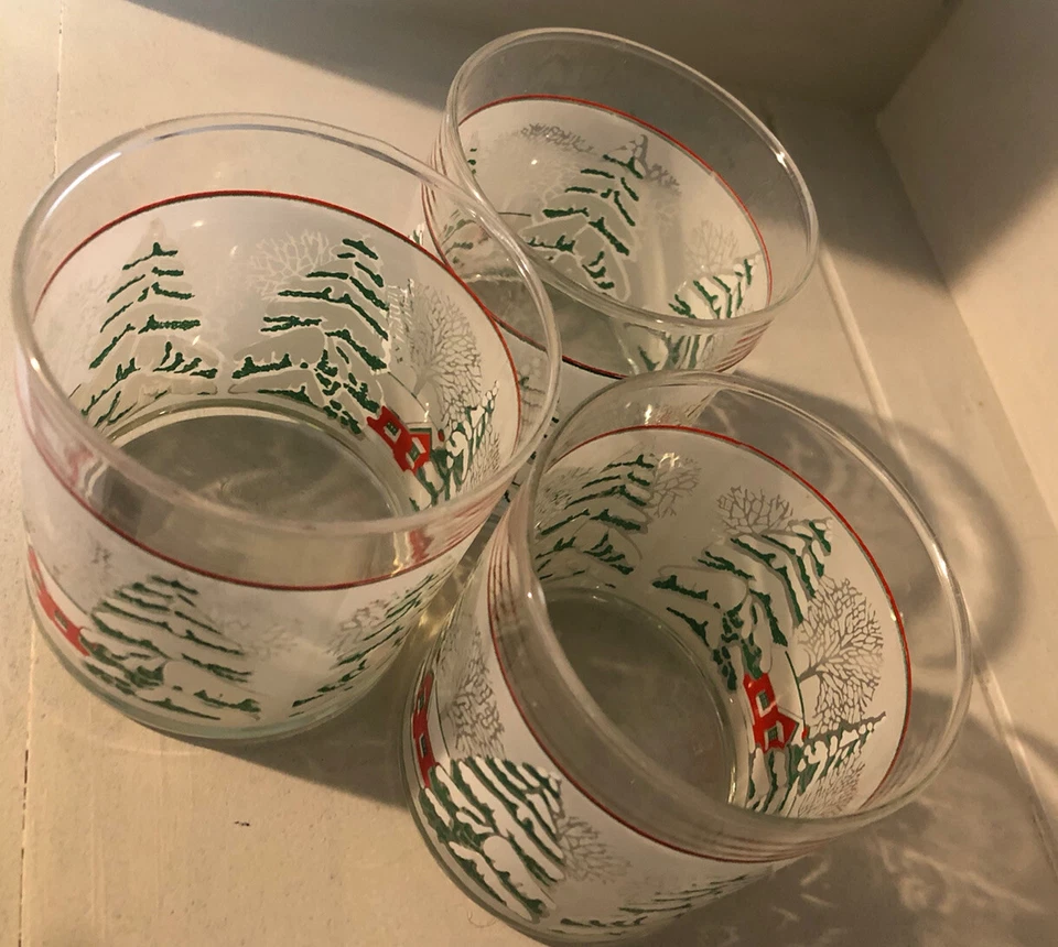 Lote de 3 vasos de bola baja o jugo de escena navideña hechos en Brasil Foto 2 de 3