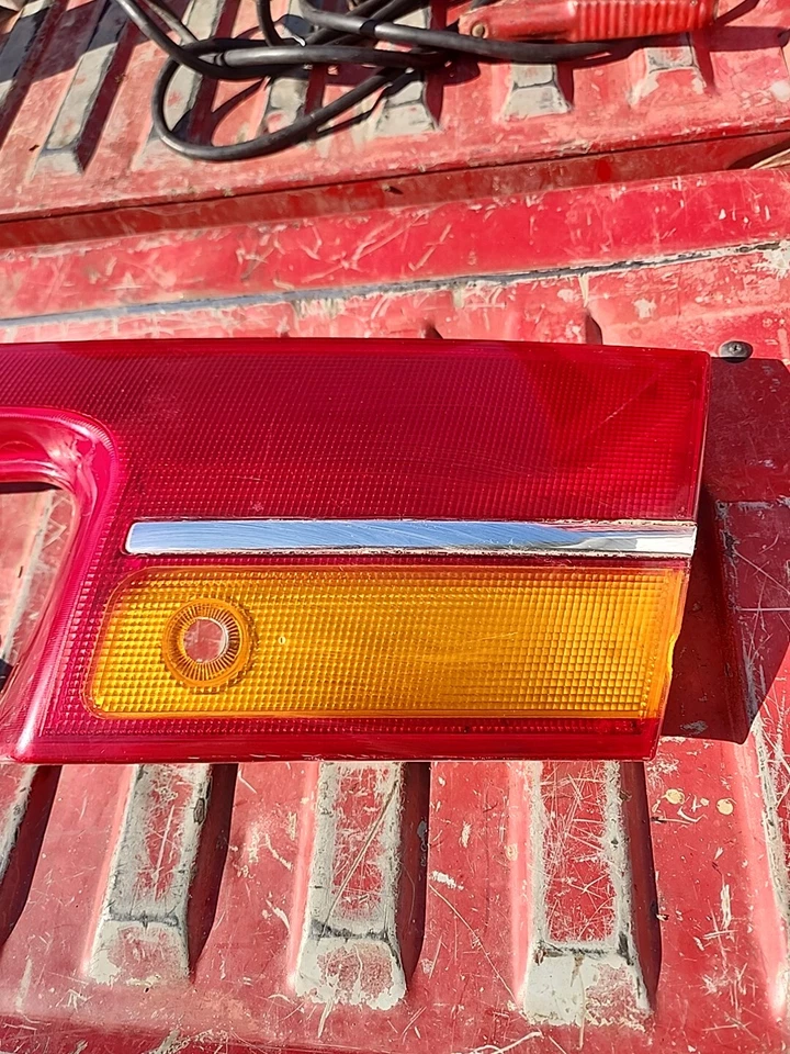 01 02 SATURN L300 Lámpara de parada de luz trasera tapa maletero central Foto 2 de 4