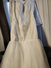 Ivory wedding dress made from lace and tulle. With trumpet design. Size 8. 