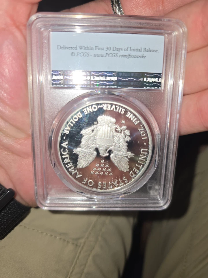 First Strike 2010-W graduación profesional PR70DCAM Silver Eagle prueba de camafeo profundo perfección Foto 2 de 2